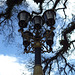 Lampadaire branché sous nuages