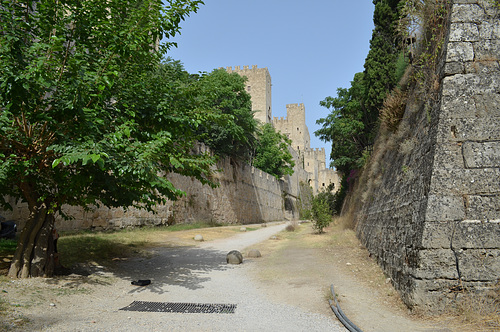 The Fortress of Rhodes, The Passage between the Walls