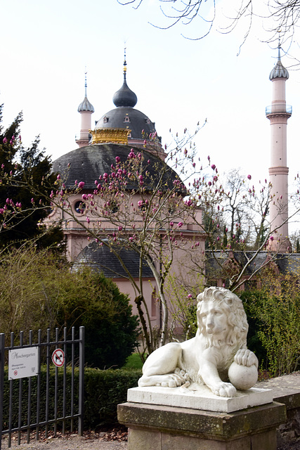 Schwetzingen - Bayrischer Löwe vor dem Moscheegarten