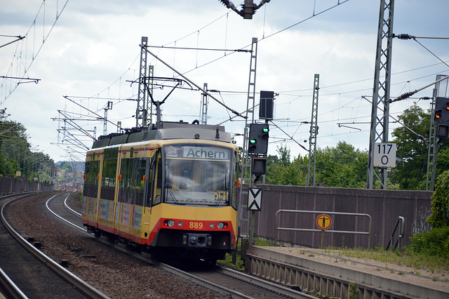 Die S4 von Karlsruhe nach Achen bei der Abfahrt in Bühl