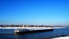 DE - Düsseldorf - Wintery scene on the banks of the Rhine