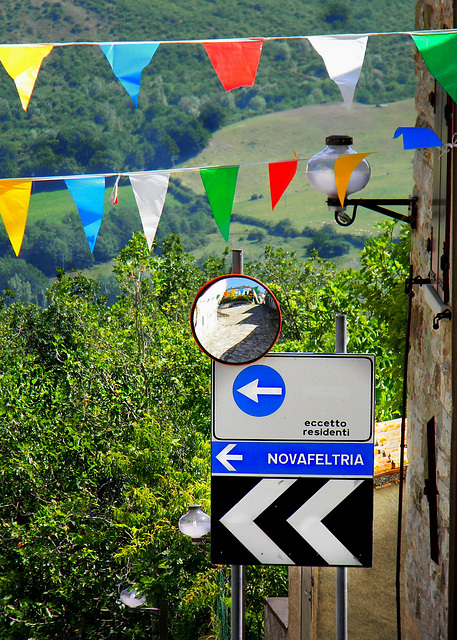 Valmarecchia - Novafeltria. Loc: Sartiano; minuscolo villaggio arroccato su uno sperone di roccia.  -   Sartiano, small village in Marecchia river Valley.