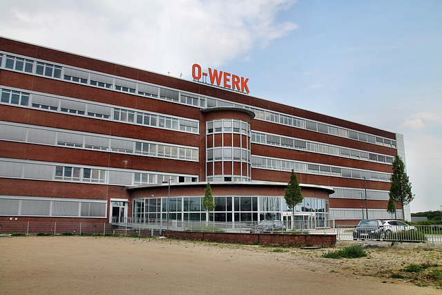 Erhaltenes Verwaltungsgebäude des ehem. Opel-Werkes I (Bochum-Laer) / 7.05.2022