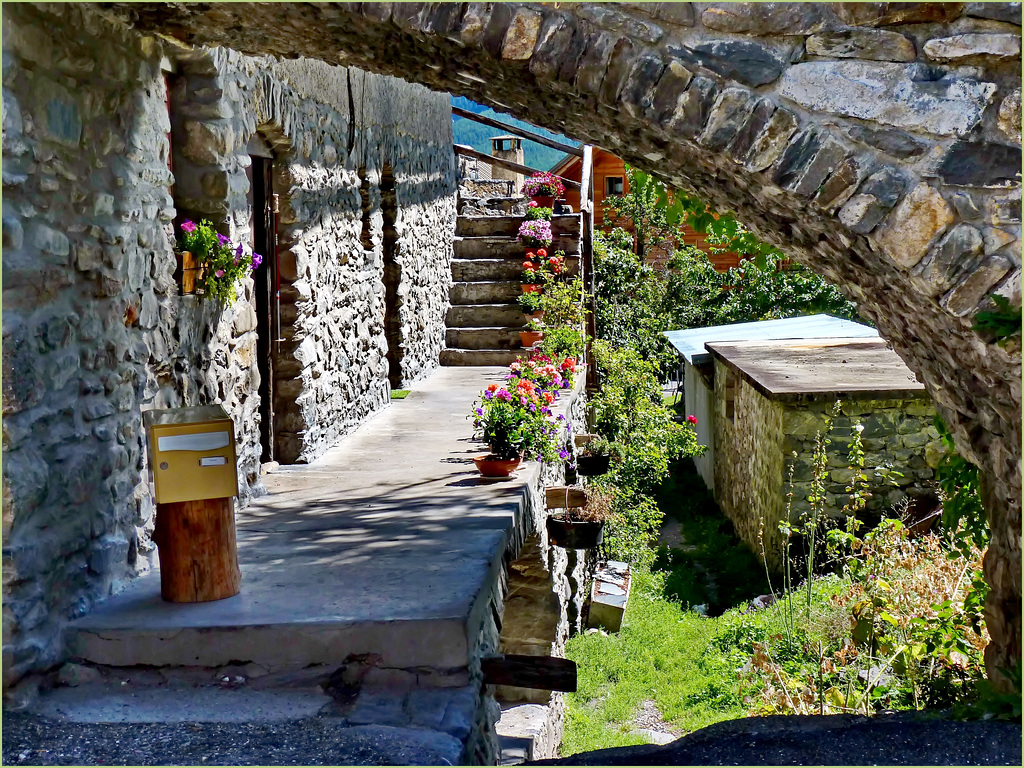 Vallouise : il centro abitato del paese di alta montagna