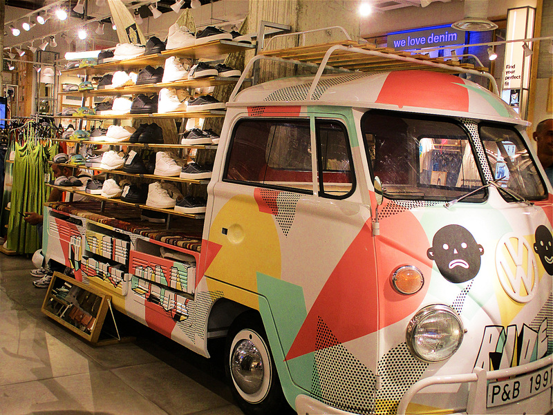 Volkswagen et son étalage de chaussures.