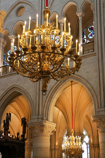 Lustres de Notre-Dame de Paris , restaurés dans les ateliers de Mathieu Lustrerie .