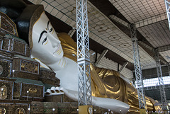 Shwethalyaung Buddha Statue (© Buelipix)