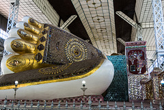 Shwethalyaung Buddha Statue (© Buelipix)