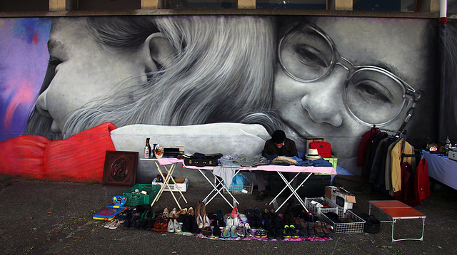 Zabou , la street artiste française qui apporte sa touche colorée aux puces de Vanves ..