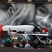 Zabou , la street artiste française qui apporte sa touche colorée aux puces de Vanves ..