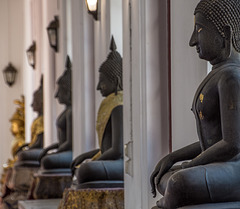 Buddhastatuen im Wat Ratchanatdaram Worawihan (© Buelipix)