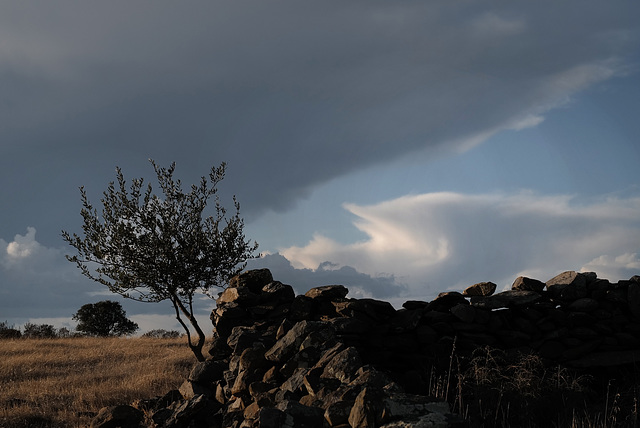 Penedos, Threatening clouds