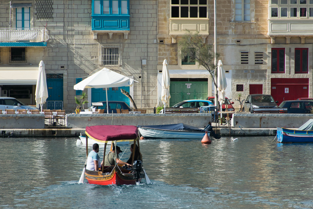 Touristenboot im Hafen von Valletta (© Buelipix)