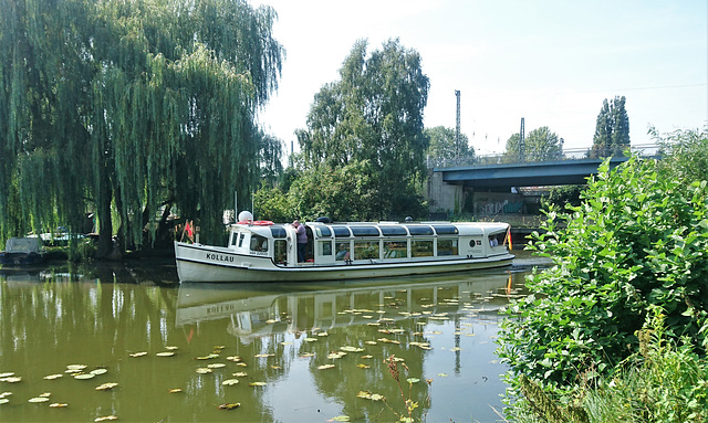 Alsterdampfer auf der Wilhelmsburger Dove Elbe