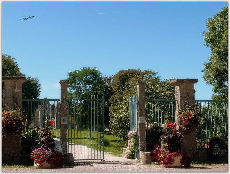 Entrée du château de Flamanville /  HFF/ et bon vendredi