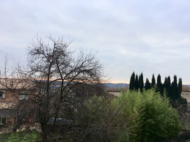 Le ciel s’éclaircit un peu