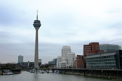 Rheinturm beim Medienhafen Düsseldorf (© Buelipix)