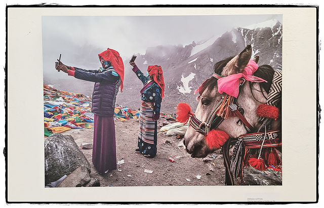 Buddhistische Pilger posieren für Selfies am Drolma-La-Pass auf dem Berg Kailash Kora. Buddhistische Pilger posieren für Selfies am Drolma-La-Pass auf dem Berg Kailash Kora.