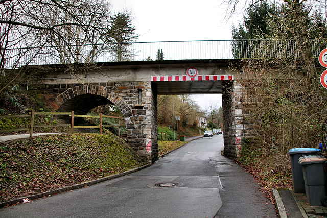 Brücke der ehem. Bahnstrecke Wuppertal-Wichlinghausen–Hattingen über dem Gedulderweg (Sprockhövel) / 24.12.2017