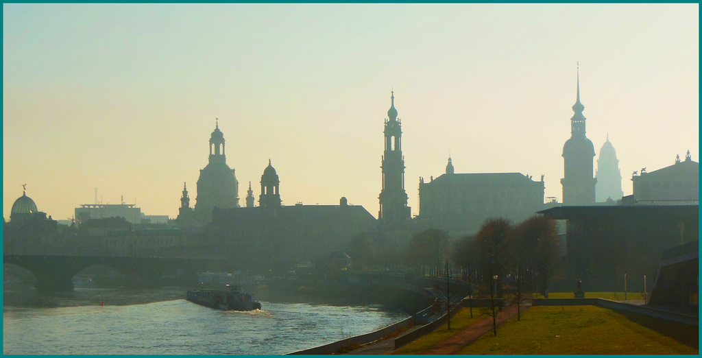 Dresdens Silhouette im Dunst