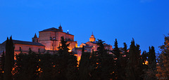 Montefiore dell' Aso zur blauen Stunde (© Buelipix)