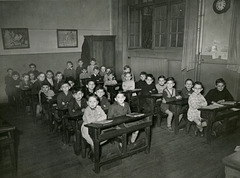 Année 1952 ou 53 , école de la Fontaine au Roi , Paris 11 ème . Je suis sur la photo ...