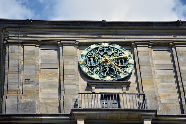 Der Zaun und die Uhr