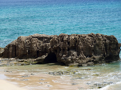 Lavafelsen vom Wasser zerfressen auf der Insel Poro Santo