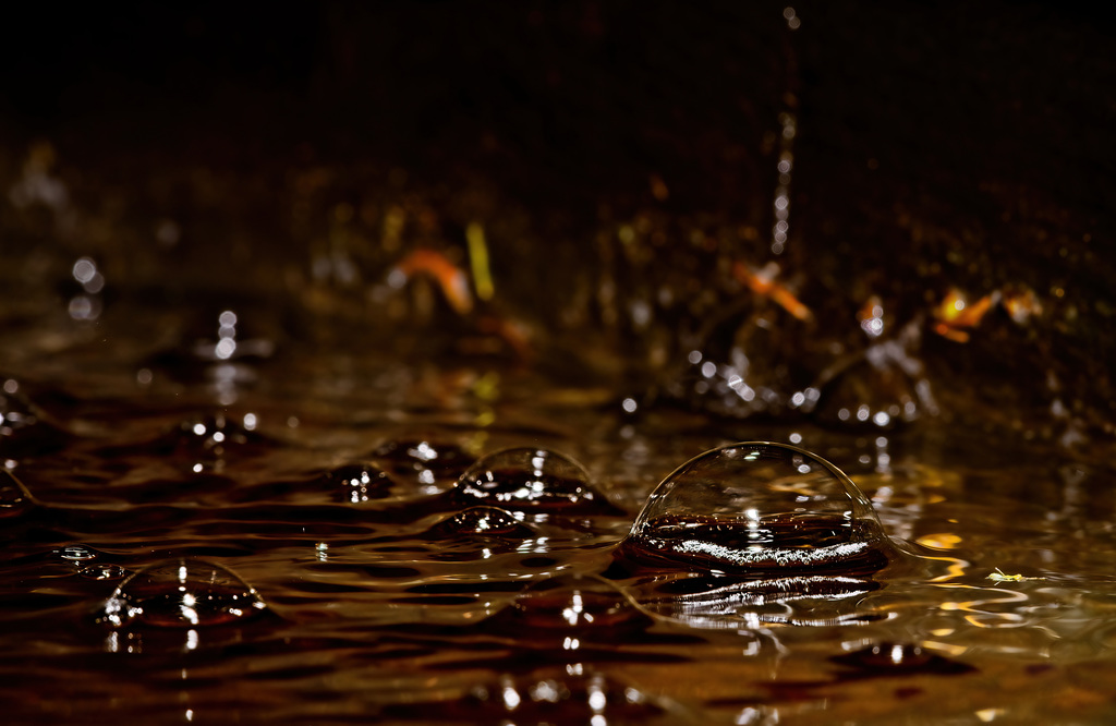 .........die Wasserblasen in einen alten Brunnentrog......