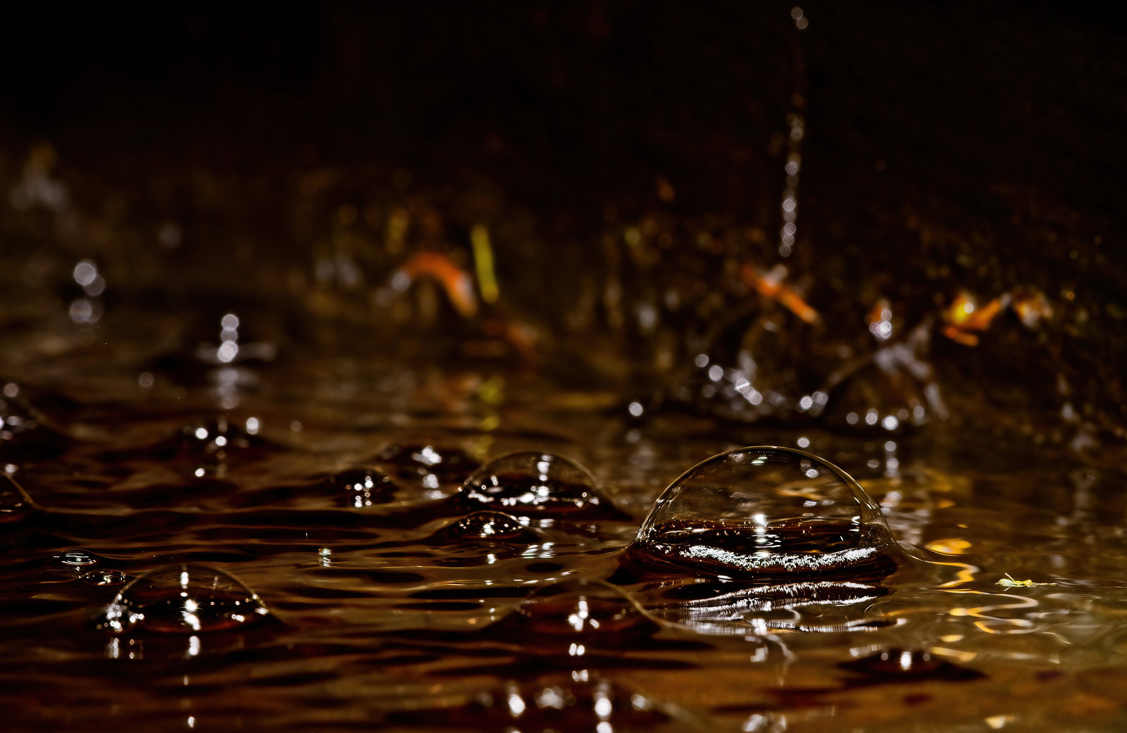 .........die Wasserblasen in einen alten Brunnentrog......