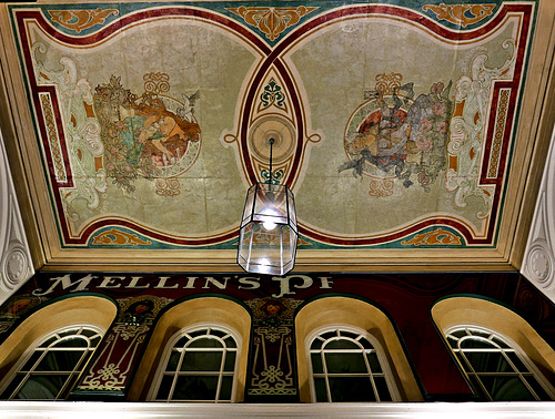 Jugendstildecke und Fenster im Obergeschoß der Mellinpassage