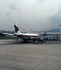 Maschine der Thai Airways am alten Flughafen Flughafen Kai Tak in Hongkong 1981