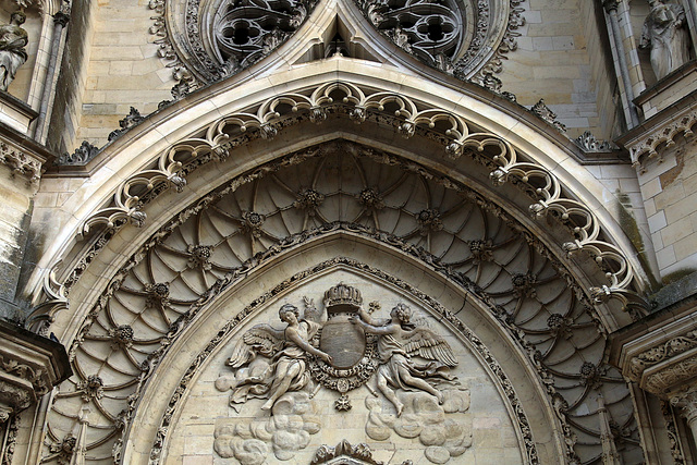 Mes visites dans un lieu de culte , sont  exclusivement pour admirer l'édifice et les trésors qu'il renferme . N'est-il pas magnifique le fronton de la cathédrale d'Orléans