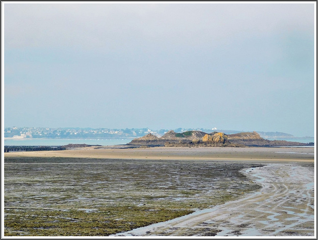 Vue depuis le GR 34 à Saint Jacut de la Mer (22) vers les bouchots (Mytiliculture) Vue depuis le GR 34 à Saint Jacut de la Mer (22) vers les bouchots (Mytiliculture)