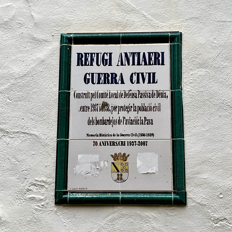 Dénia 2022 – Plaque to commemorate the building of the air-riad shelter