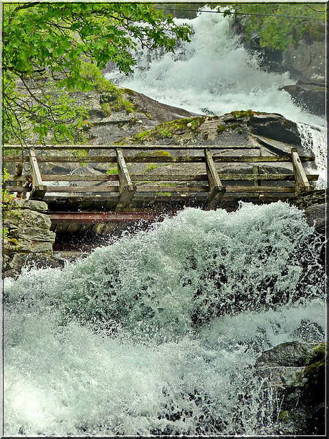 Geiranger : un ponte di legno attraversa la cascata molto vivace !
