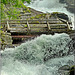 Geiranger : un ponte di legno attraversa la cascata molto vivace !