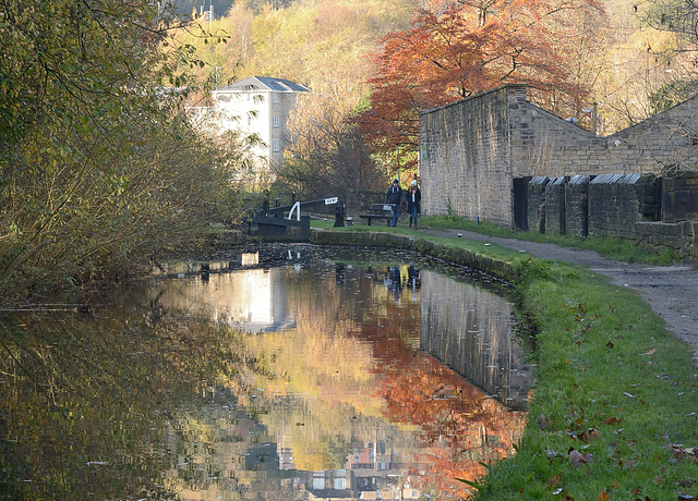 An autumn walk on the canal