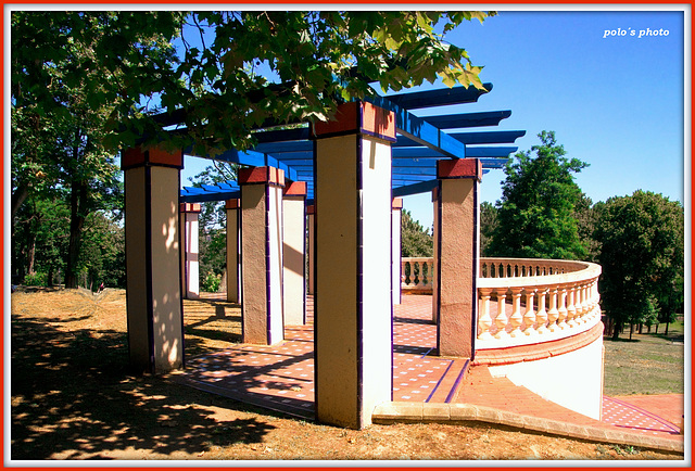 Pérgola en los jardines del palacio de Artaza