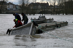 Bataille navale , un ponton d'une vingtaine de mètres a voulu faire son intéressant .