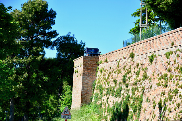 Monbaroccio 2017 – City wall and car