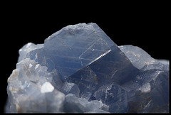 Calcite bleue - Cristal avec lignes de clivage