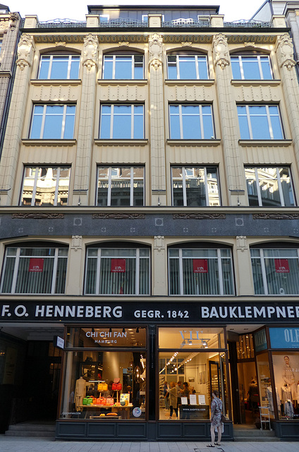 Das Henneberg-Haus an der Poststraße in Hamburg