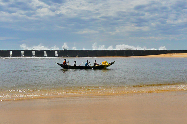 P1250118- Digue de Manakara, retour de pêche - Canal des Pangalanes. 17 novembre 2019