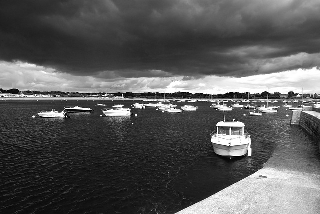 Le port de Lomener attend l'orage