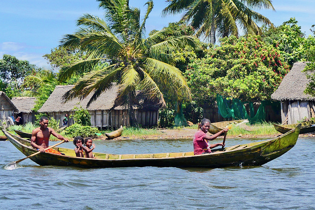 P1250150- Pirogue familiale - Canal des Pangalanes  17 novembre 2019