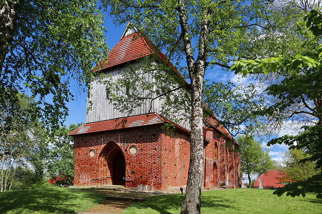 Dambeck, Dorfkirche im Frühling