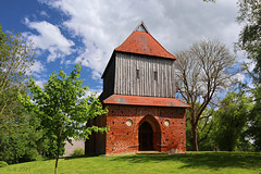Dambeck, Dorfkirche im Frühling