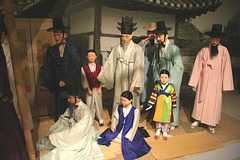 Tradiciaj koreaj vestaĵoj hanbok - nuptosceno en la Nacia Folklora Muzeo en Seulo