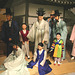 Tradiciaj koreaj vestaĵoj hanbok - nuptosceno en la Nacia Folklora Muzeo en Seulo